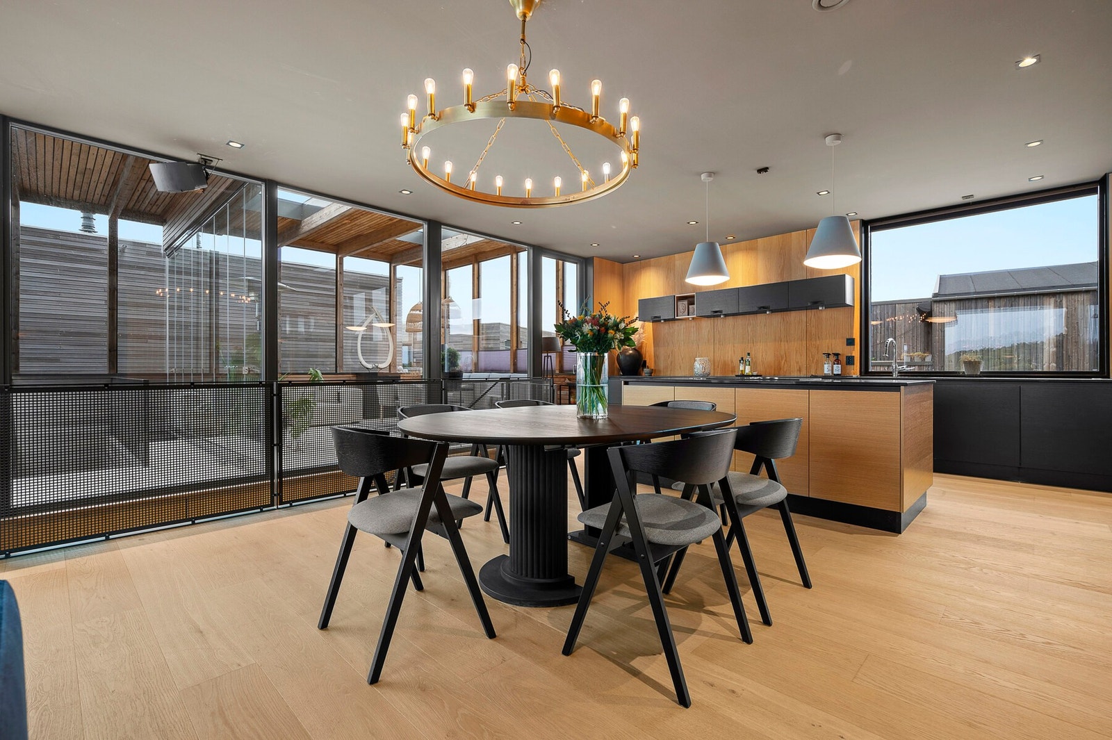 Moderne kjøkken med stilrene detaljer, god arbeidsflate og utgang til solrik terrasse - et naturlig samlingspunkt i hjemmet. Galleribilde