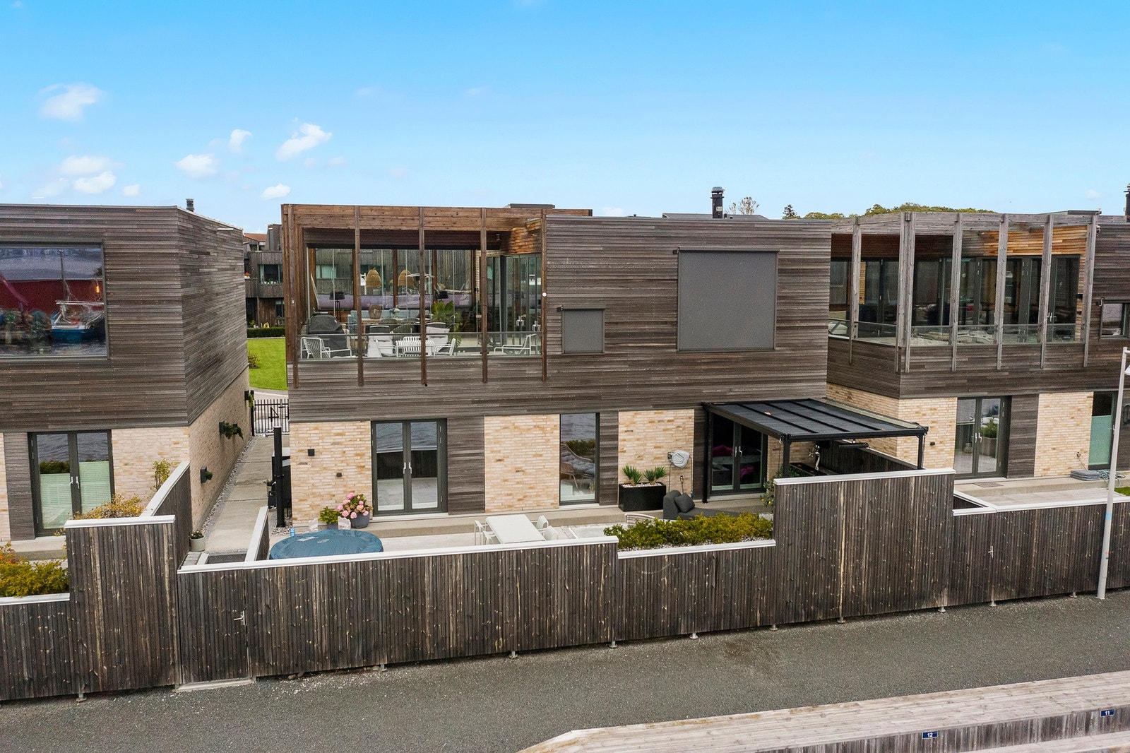 Eksklusiv eneboligbebyggelse med privat uteområde - et unikt hjem for deg som vil bo i sjøkanten uten å gå på kompromiss med komfort. Galleribilde