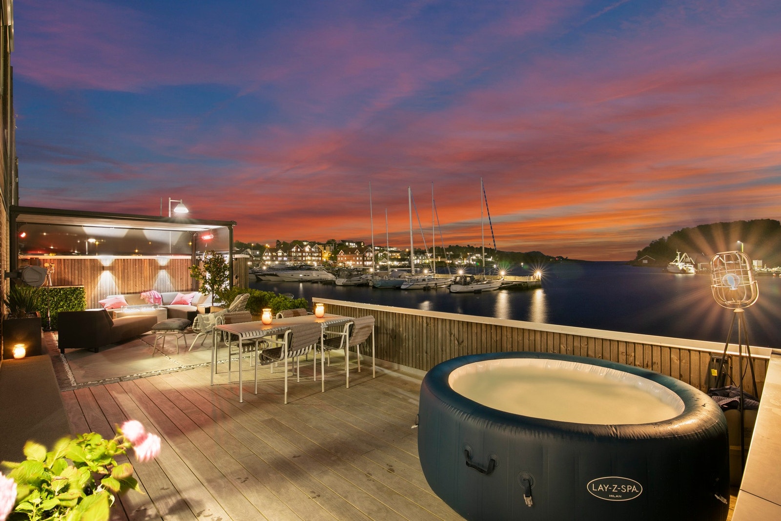 Utsikt, stemning og privatliv i skjønn harmoni - her får du følelsen av ferieluksus hver dag, rett utenfor soveroms-/stuedøren. Galleribilde