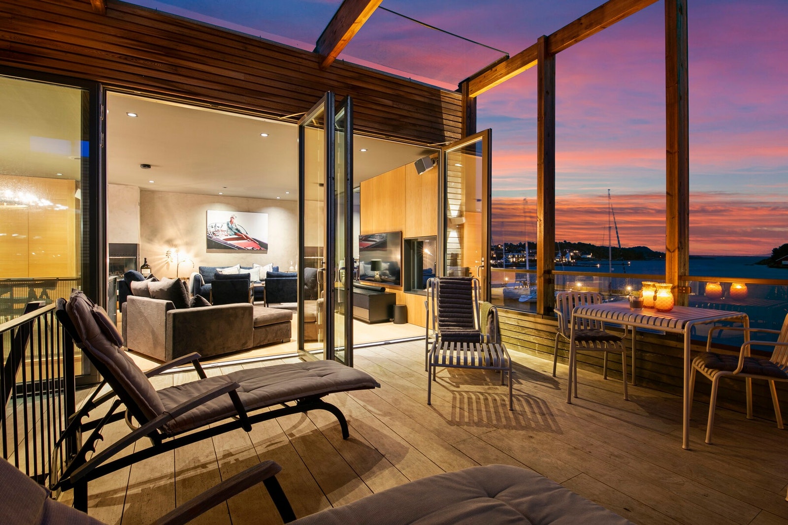 Naturlige materialer og gjennomtenkt design gir en varm og innbydende atmosfære ute som inne. Galleribilde