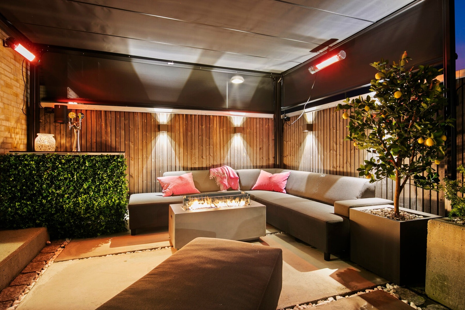 Lun og stilfull pergola med varmelamper og integrert belysning - en herlig sone for gode samtaler og avslappede kvelder. Galleribilde