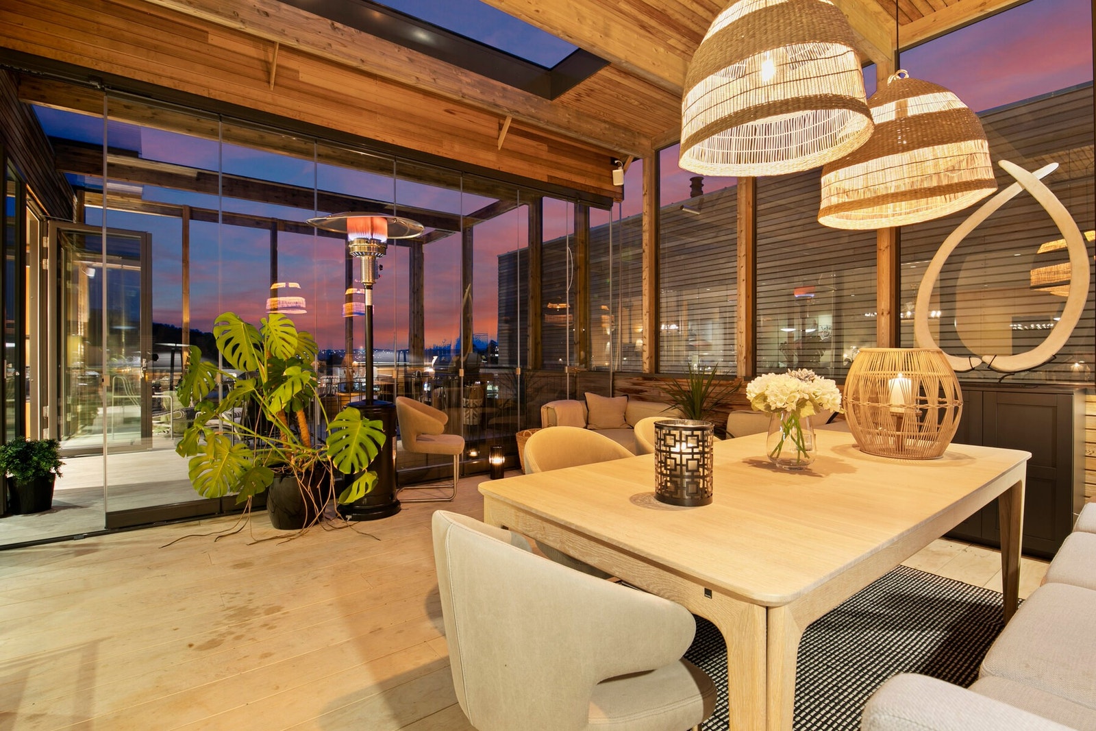 Taket er tekket, slik at møbler står trygt i vær og vind, mens glassveggene kan foldes opp, slik at hele området kan åpnes på finværsdagene Galleribilde