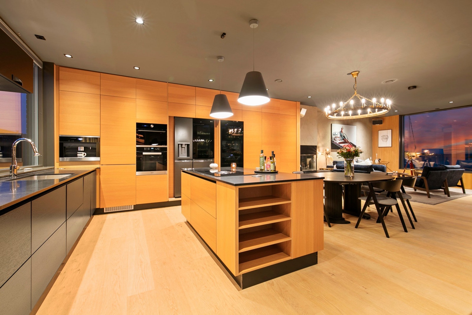 Kveldssol og lun atmosfære - kjøkkenet blir et naturlig samlingspunkt for både hverdag og selskap. Galleribilde