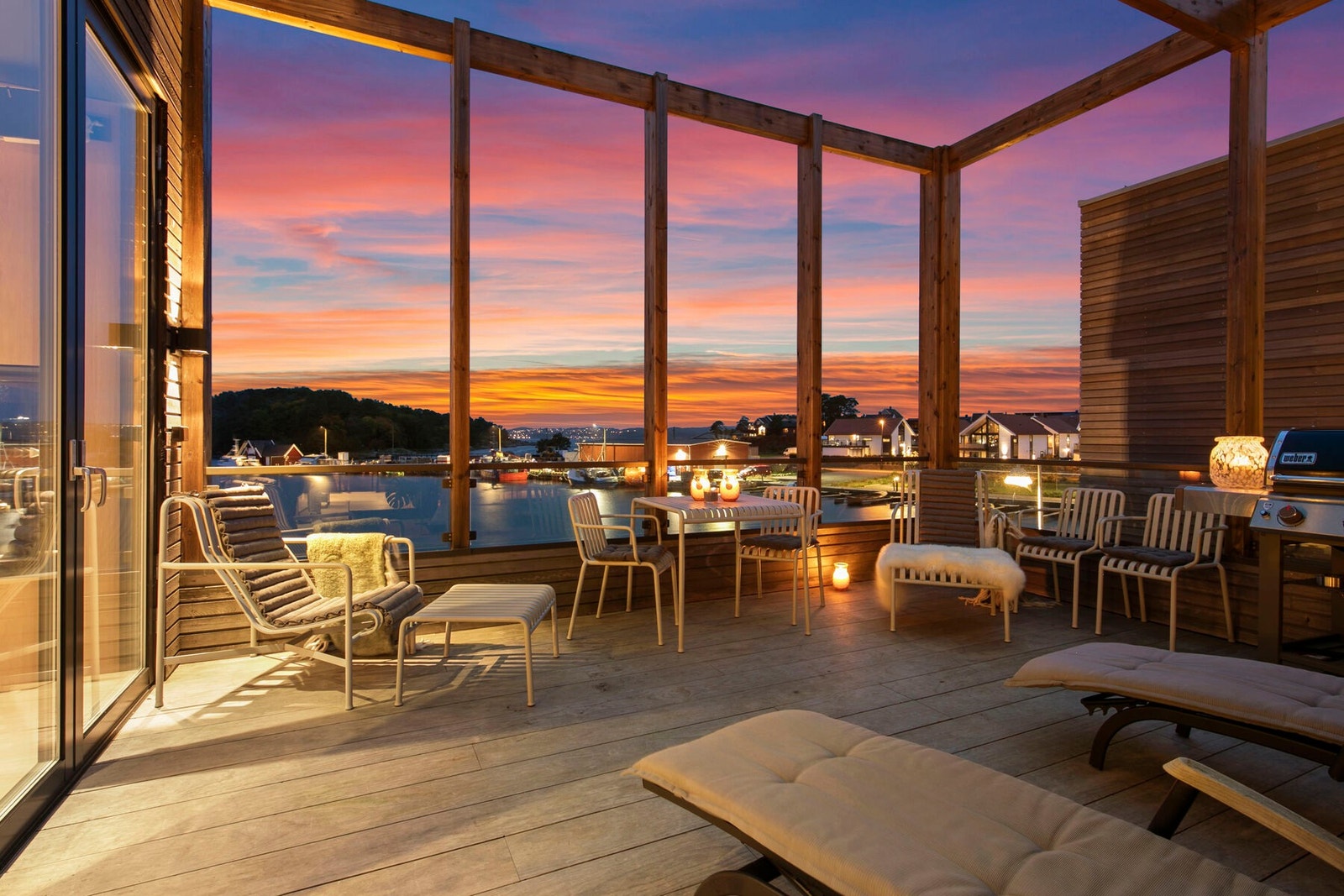 Kveldsstemning over sjøen - et perfekt sted å nyte solnedgangen med utsikt og levende lys. Galleribilde