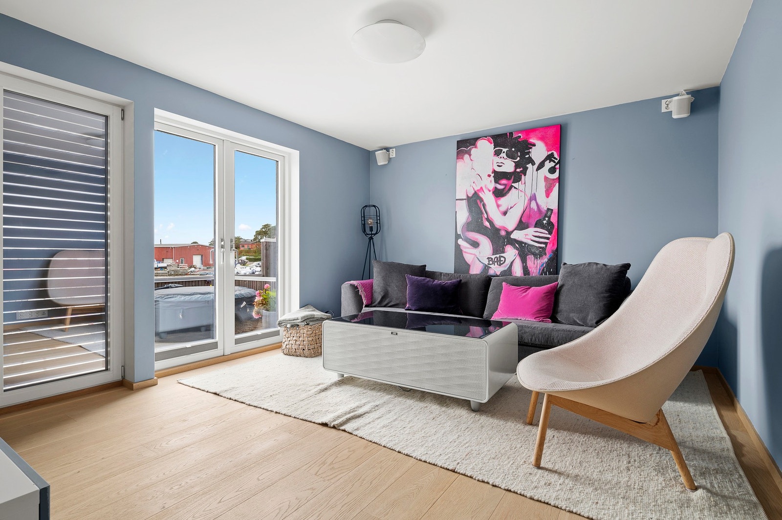 Innbydende TV-stue med utgang til terrasse - et perfekt rom for avslapning, sosiale kvelder eller en rolig stund med utsikt mot sjøen. Galleribilde