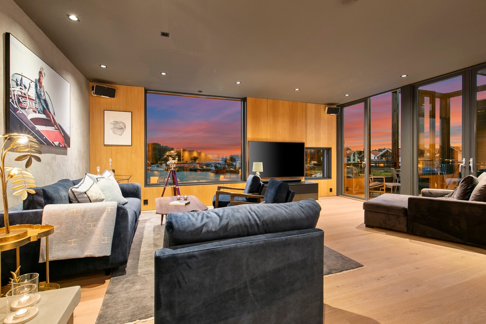 Kveldsmagi over øyen Osterøya - lune toner, peisild og havutsikt skaper den perfekte atmosfæren for sene kvelder. Galleribilde