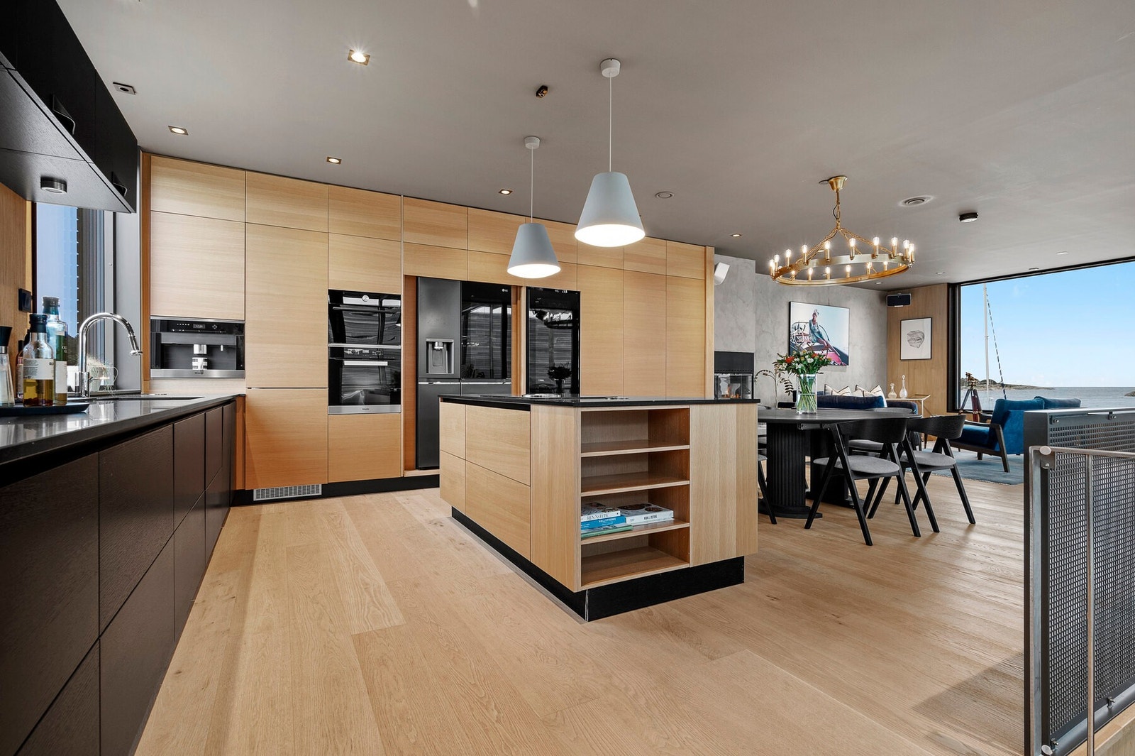 Kjøkken og spisestue i perfekt harmoni - her flyter rommene sammen med utsikt og lys som sentrale elementer. Galleribilde