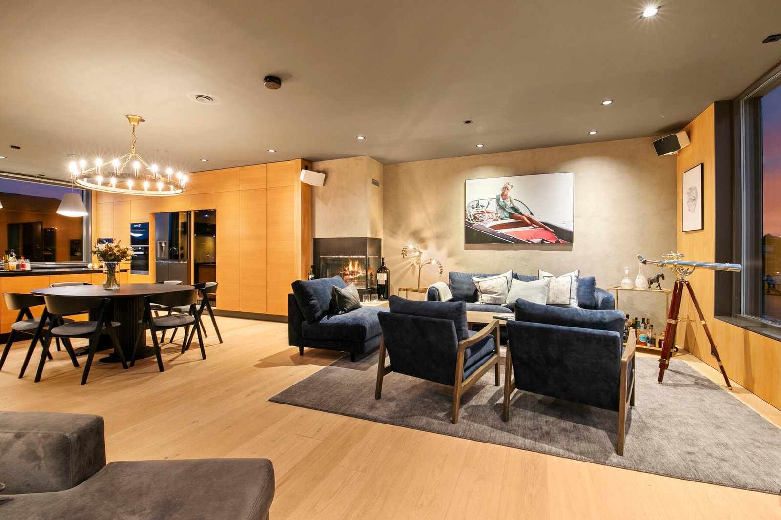 Sosial sone med elegant overgang mellom stue og kjøkken - ideelt for både hverdagsliv og gjester. Galleribilde