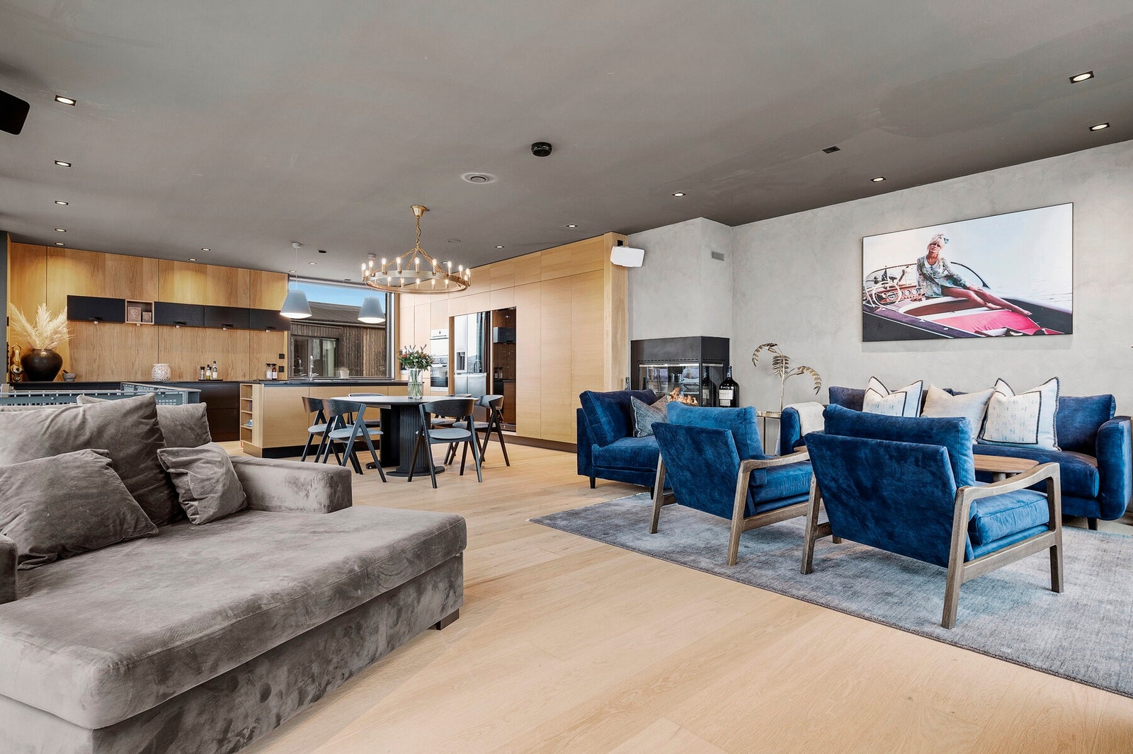 Vannbåren varme i alle gulv med unntak av badene, som har elektriske varmekabler. Galleribilde