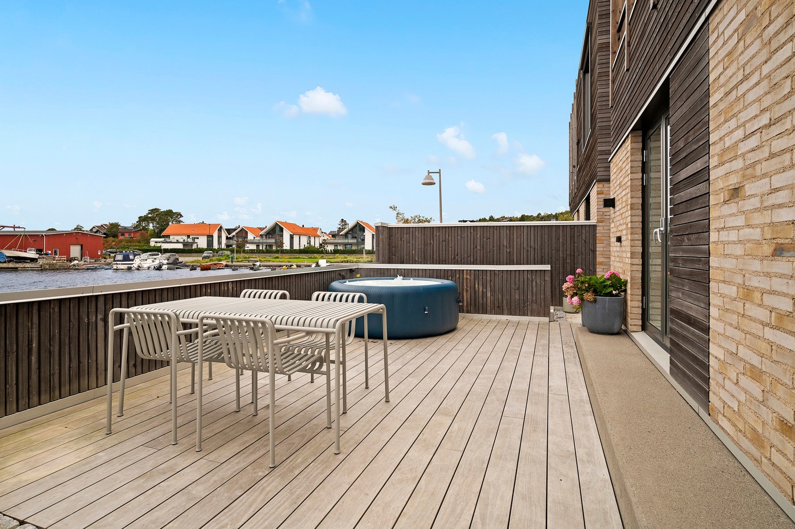 På terrassen er det klargjort for utekjøkken med både gass og strøm (egen kurs). Galleribilde