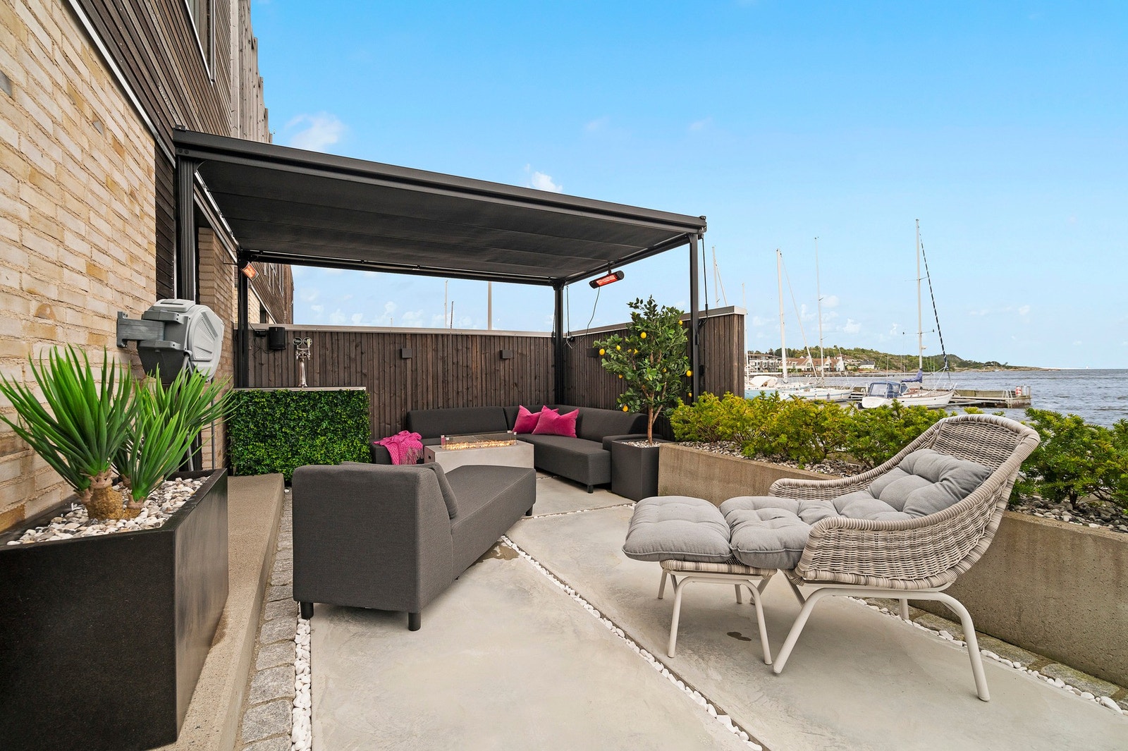 Eksklusiv uteplass med gasspeis og varmelamper under pergola. Nydelig sjøutsikt - her kan du nyte rolige morgener, lange sommerkvelder og et unikt kystliv året rundt. Galleribilde