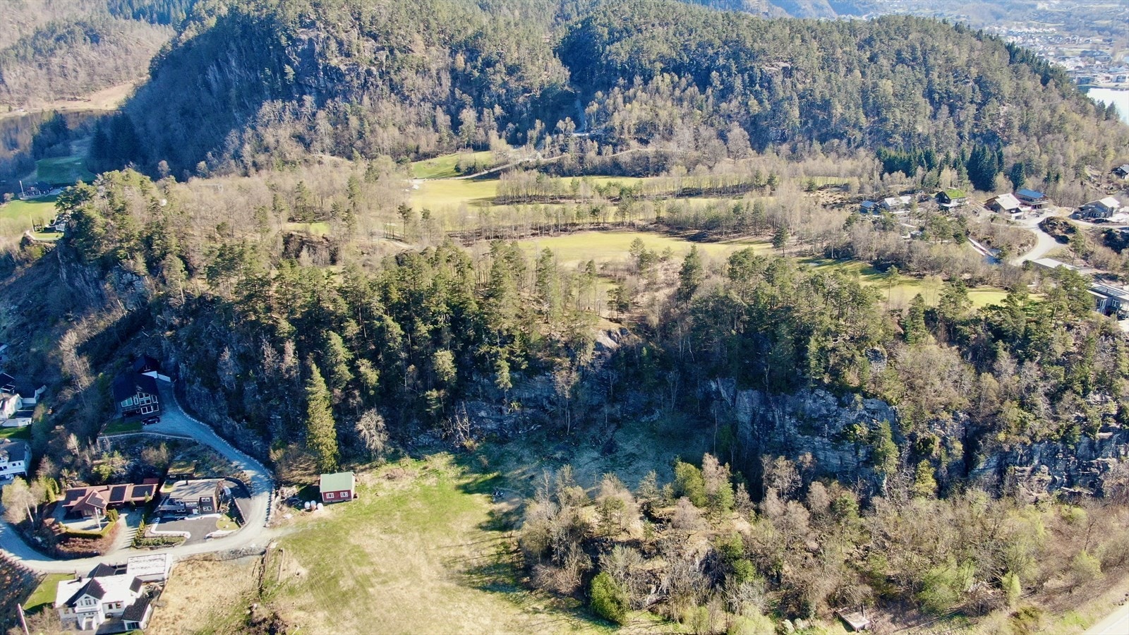 Oversikt med golfbanen rett bak Galleribilde