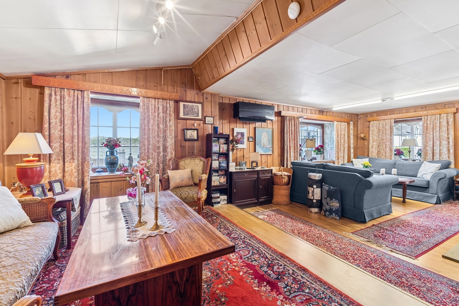 I stuen er det oppvarming fra både vedovn og varmepumpe Galleribilde