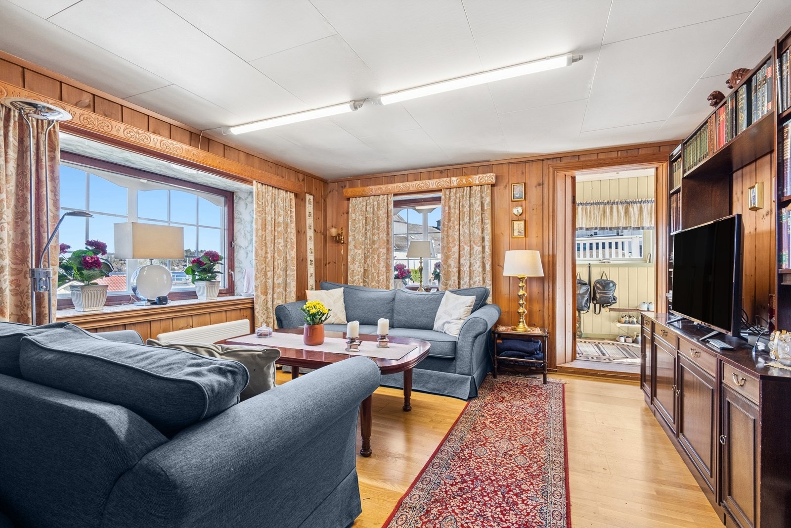 Det er flott utsikt til fjorden fra stuevinduene Galleribilde