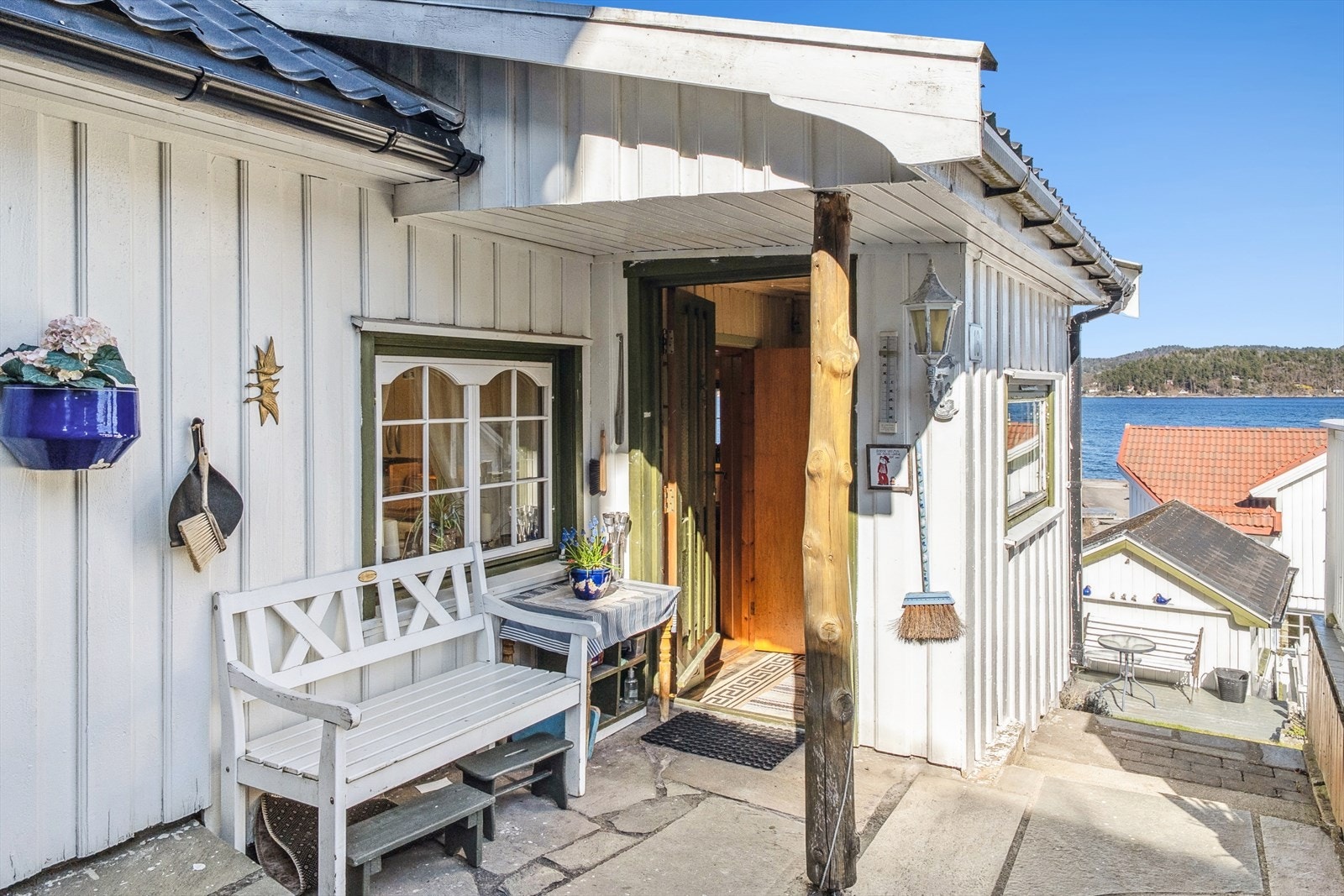 Lun steinbelagt uteplass ved inngangspartiet Galleribilde