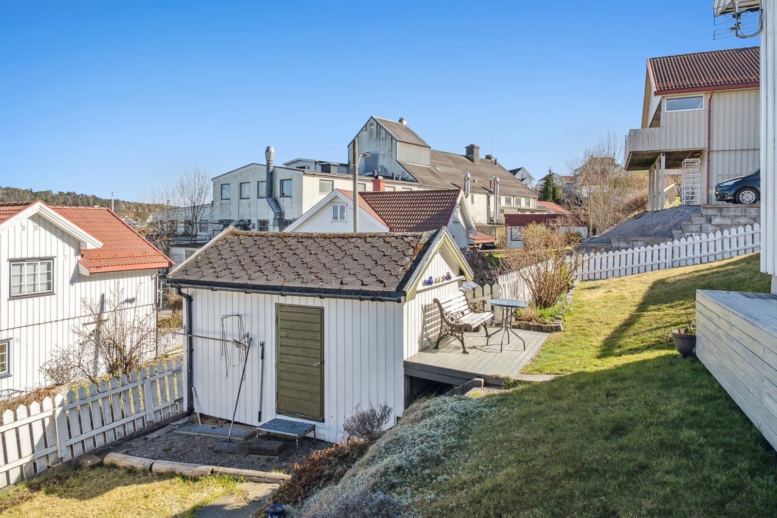 Frittstående redskapsbod på tomten Galleribilde