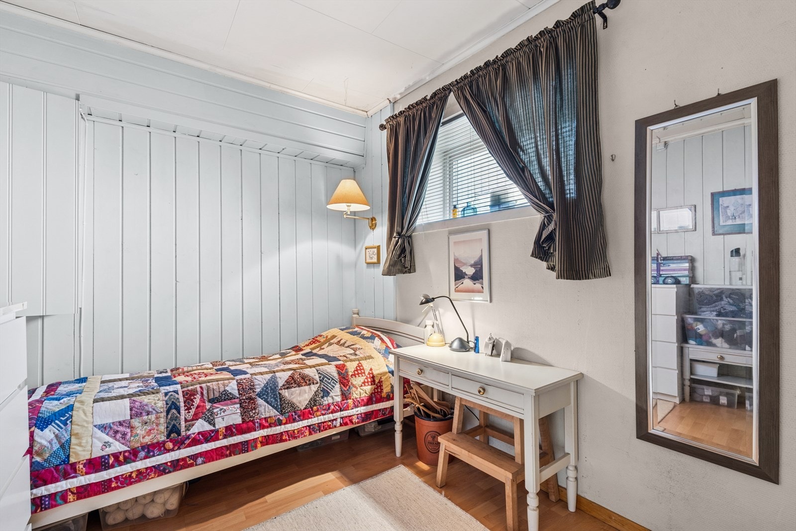 Soverom i 1. etg. med medfølgende garderobeskap Galleribilde