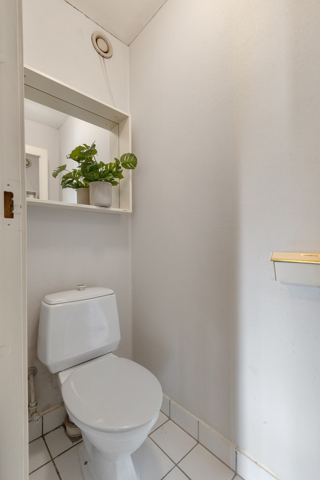 Praktisk separat WC i tillegg til bad. Galleribilde