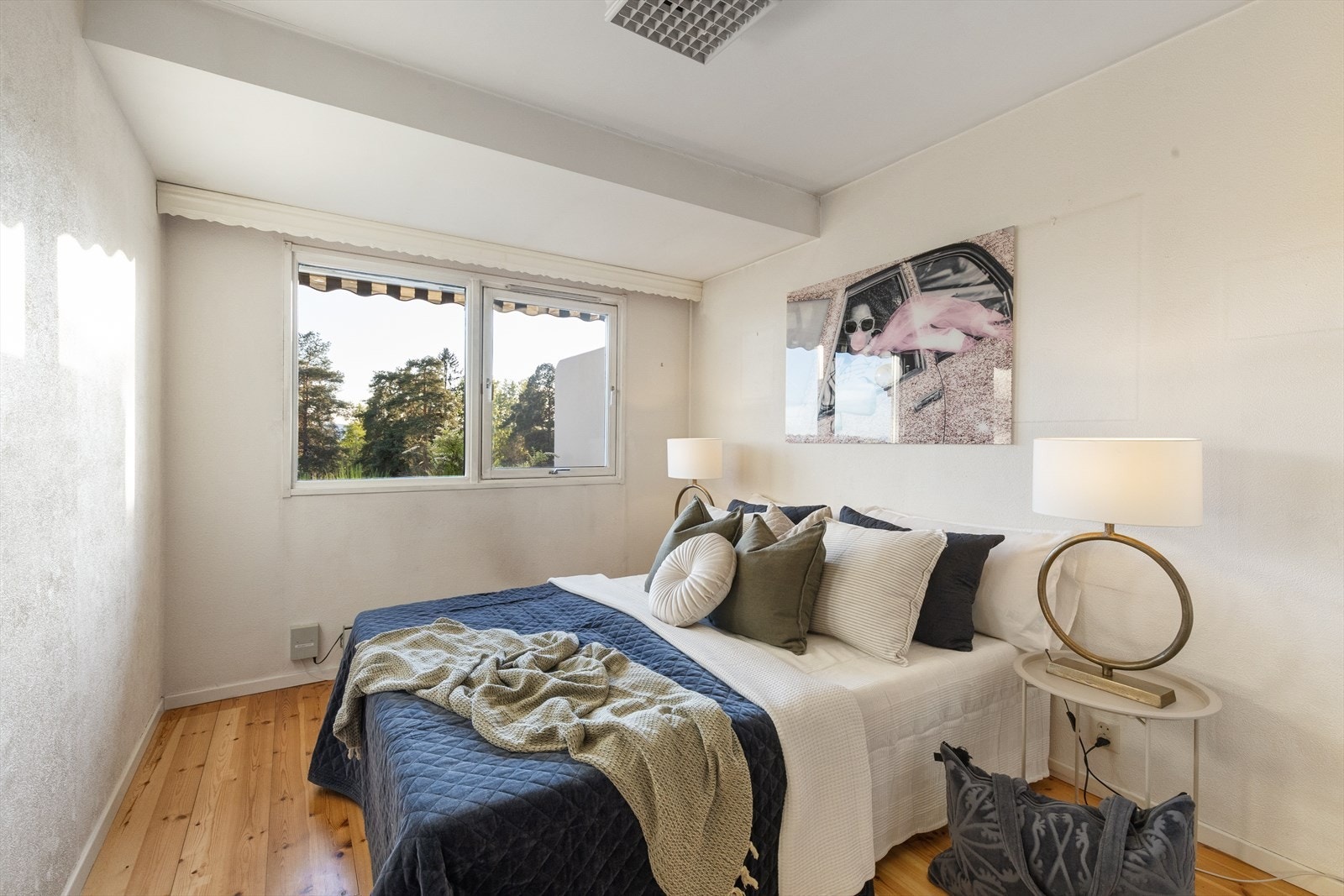 Her bor du i et fredelig og etablert boligområde med kort vei til marka, som gir fantastiske muligheter for turer, trening og friluftsliv året rundt, enten du foretrekker lange skiturer om vinteren eller fotturer og sykkelturer på sommerstid. Galleribilde