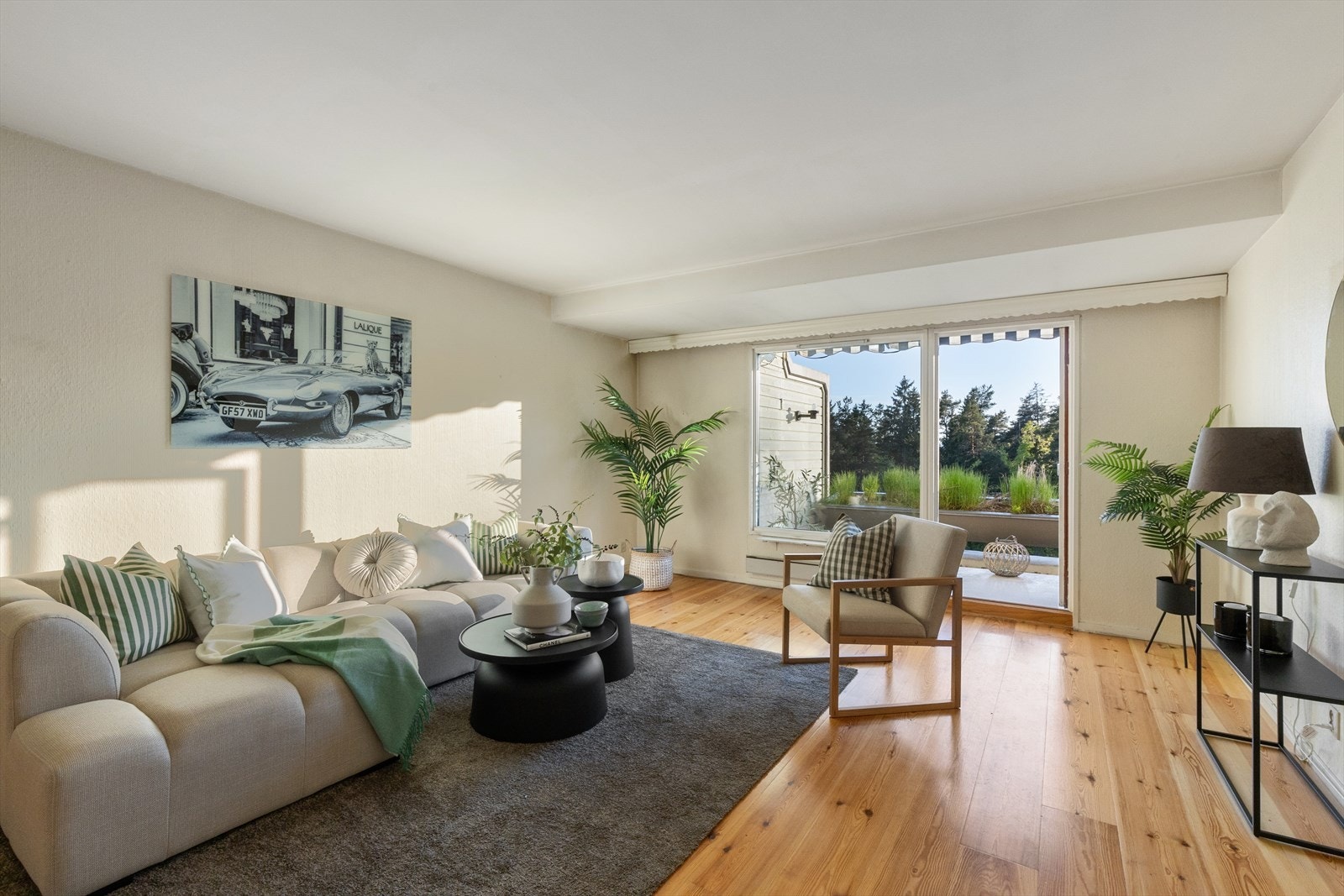 Fra stuen er det utgang til en av de solrike terrassene, noe som gir en fin forlengelse av oppholdsrommet. Galleribilde