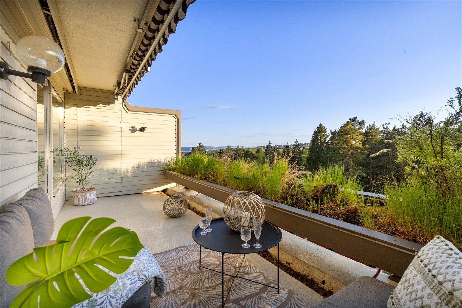 Sisilie Berg v/Nordvik Frogner har gleden av å presentere Holmenkollveien 74B. Et ettertraktet oppussingsobjekt med to solrike terrasser, flott utsikt og garasjeplass med mulighet for elbillader, beliggende i naturskjønne omgivelser. Galleribilde