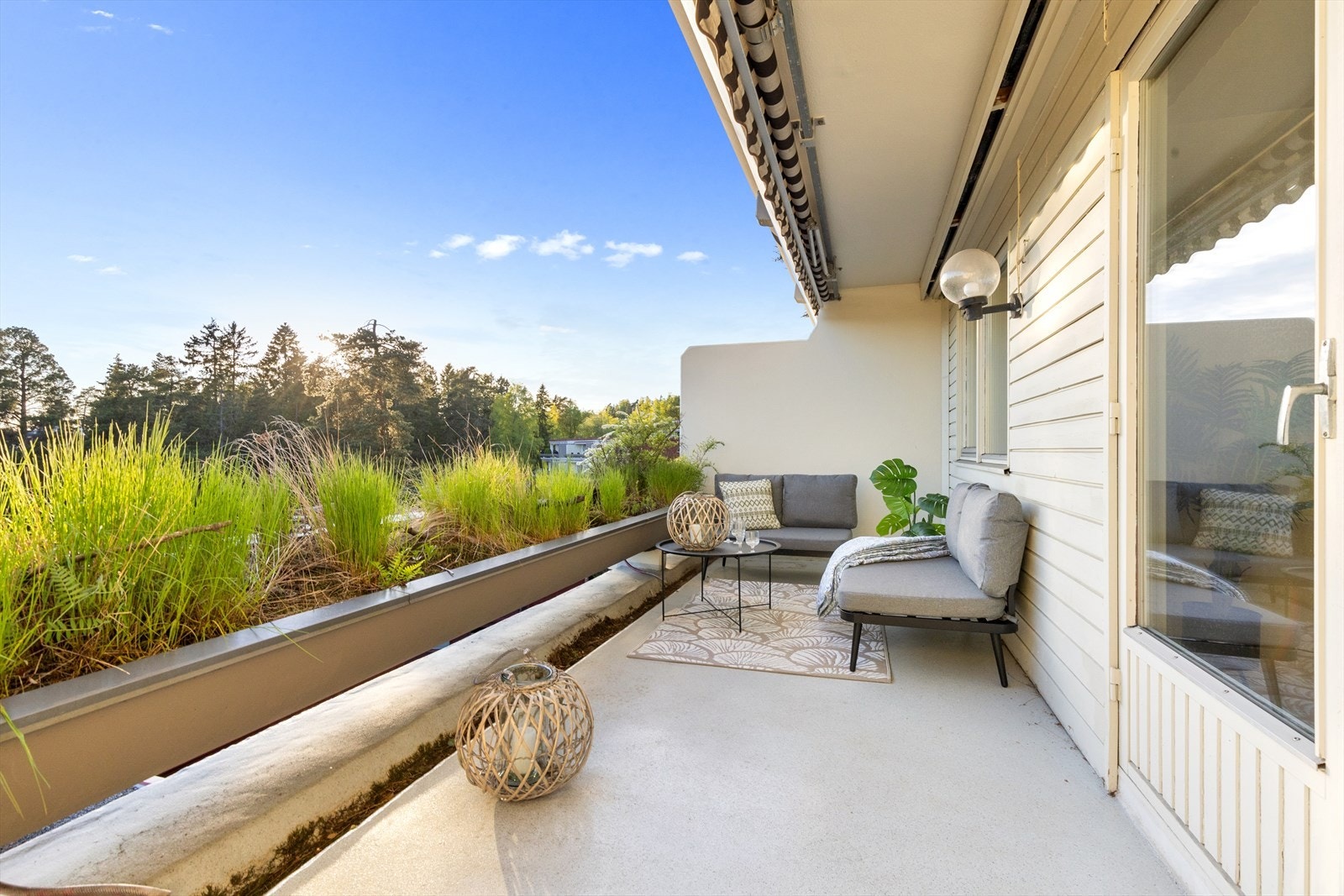 Terrassen er solrik og har god plass til utemøbler og hyggelige sammenkomster. Galleribilde