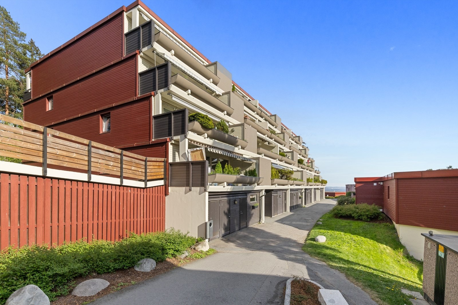 Denne terrasseleiligheten har tilgang til flotte fellesområder som er velholdte og innbydende. De grønne uteområdene gir et perfekt miljø for avslapning og sosiale sammenkomster, samtidig som de gir en naturskjønn ramme rundt eiendommen. Galleribilde