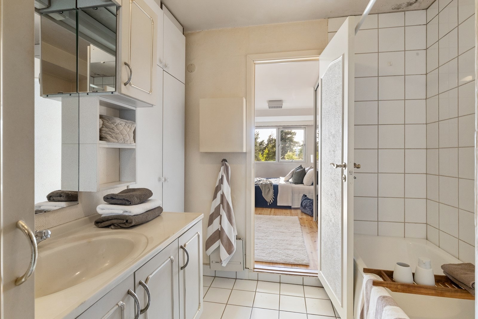 Badet fremstår som eldre, men gir et godt utgangspunkt for oppussing. Med riktig tilrettelegging kan du skape et moderne og funksjonelt rom som passer dine behov og ønsker. Galleribilde