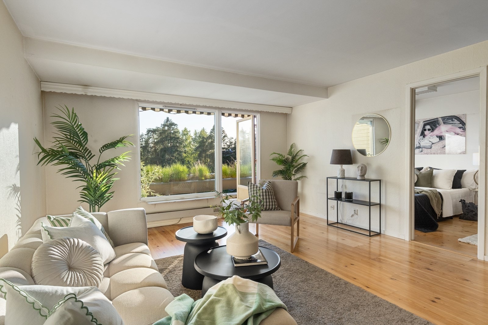 Stuen er romslig og lys, med god plass til både sofagruppe og spisebord. Som en del av et oppussingsobjekt byr rommet på mange muligheter for å skape en moderne og personlig oppholds sone etter egne ønsker. Galleribilde