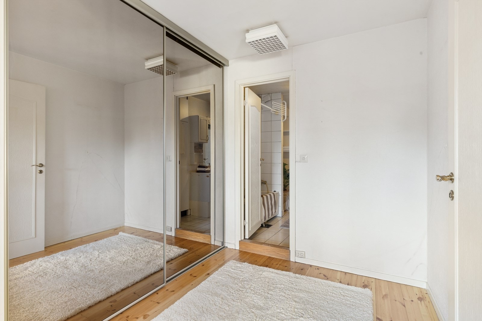 Skyvedørsgarderobe på hovedsoverom. I tillegg er det godt med lagringsplass i innvendig bod og bod på terrassen. Galleribilde