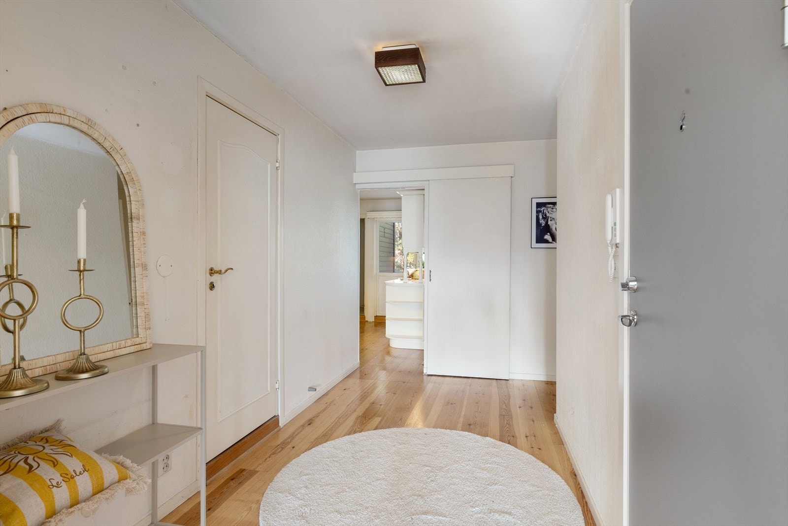 Entréen fremstår som et oppussingsobjekt, men har et stort potensial. Med god plass til oppbevaring og muligheter for å skape en praktisk og funksjonell inngang. Galleribilde