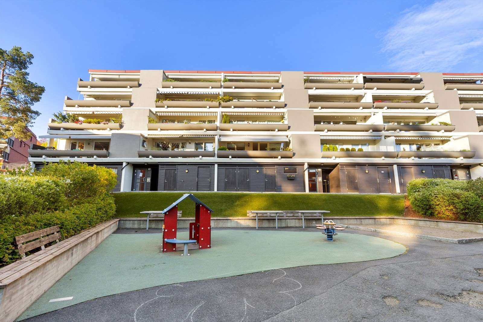 Sameiet har en velholdt lekeplass, perfekt for barn i nabolaget. Med trygg og barnevennlig utforming gir lekeplassen muligheter for lek og aktivitet i trygge omgivelser. Galleribilde