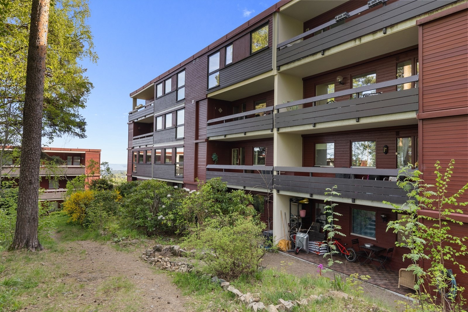 Kragskogen Sameie er et velholdt og etablert boligområde, kjent for sitt rolige og naturskjønne miljø. Galleribilde