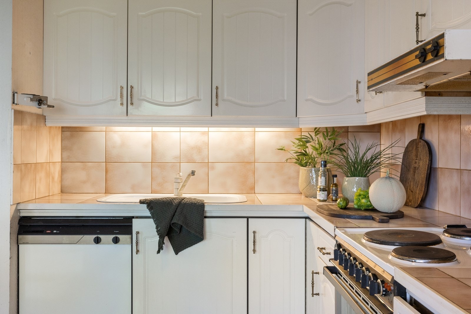 Kjøkkenet fremstår som et oppussingsobjekt, og gir deg muligheten til å skape ditt drømme kjøkken etter egne ønsker. Med god plass og potensial for moderne løsninger, kan du forme dette rommet til å bli både funksjonelt og stilfullt. Galleribilde