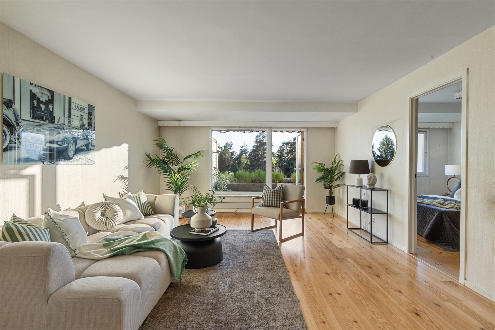 Store vindusflater gir rikelig med naturlig lys og skaper en luftig romfølelse. Galleribilde