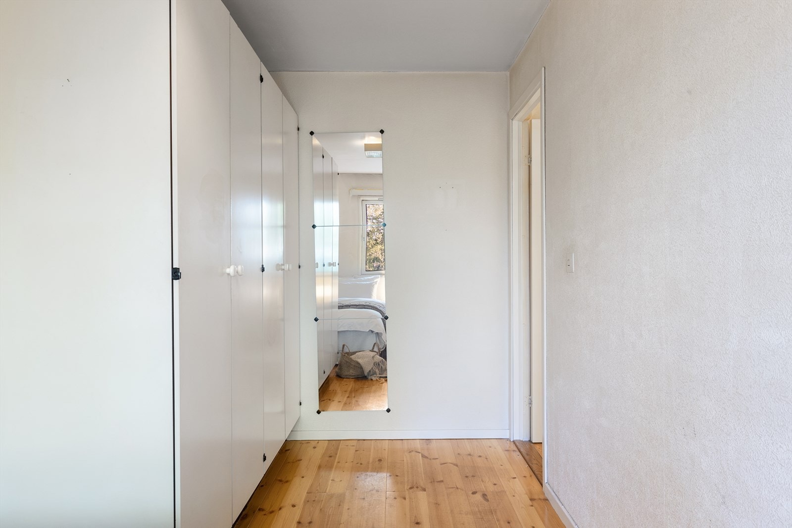 Soverom 2 er romslig og har gode muligheter for tilpasning. Med plass til både seng og oppbevaring, kan dette rommet bli et koselig tilfluktssted, enten som gjesterom, kontor eller barnerom. Galleribilde