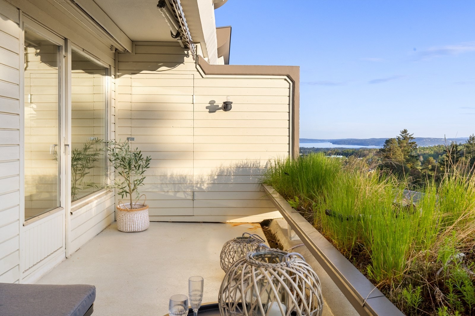 Terrassen byr på skrå utsikt mot Oslofjorden og grønne omgivelser. Galleribilde