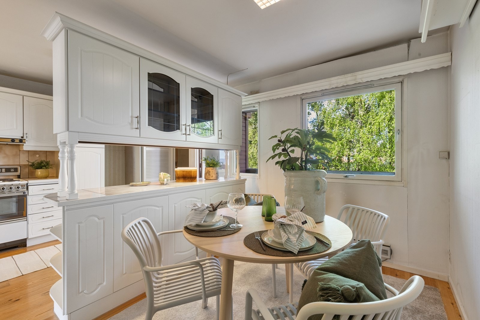 Spiseplass på kjøkken. Galleribilde