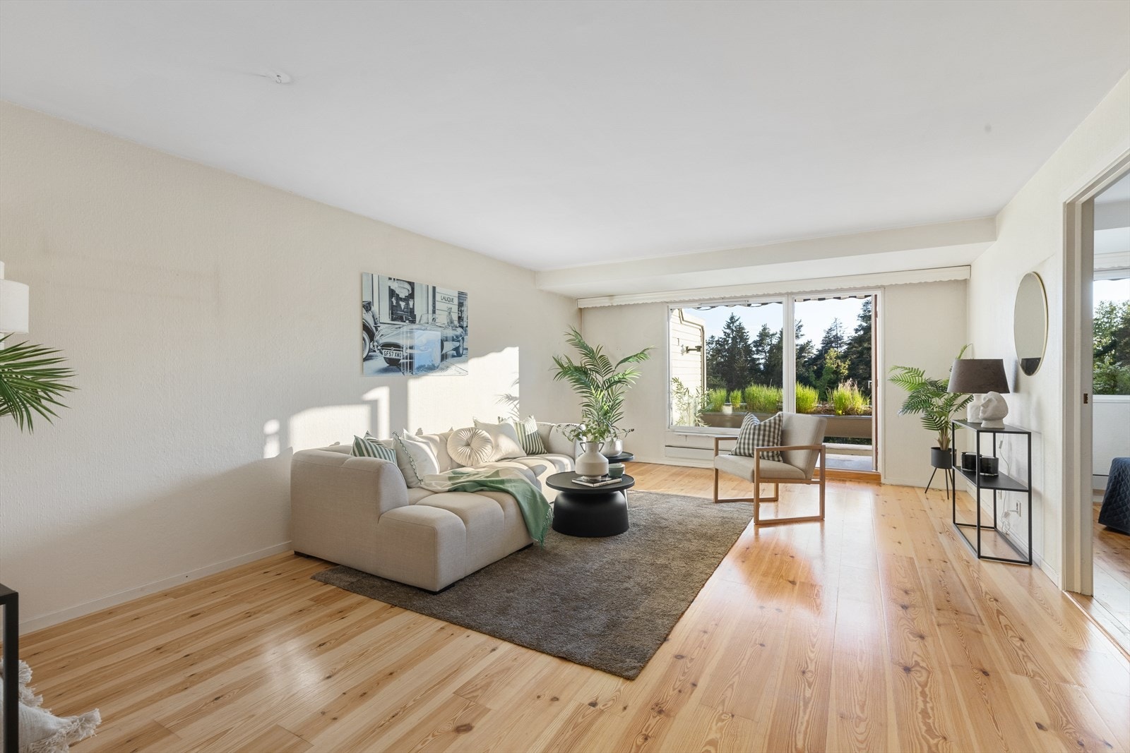 De store vindusflatene og balkongdøren slipper inn rikelig med naturlig lys og skaper en luftig og innbydende atmosfære. Galleribilde