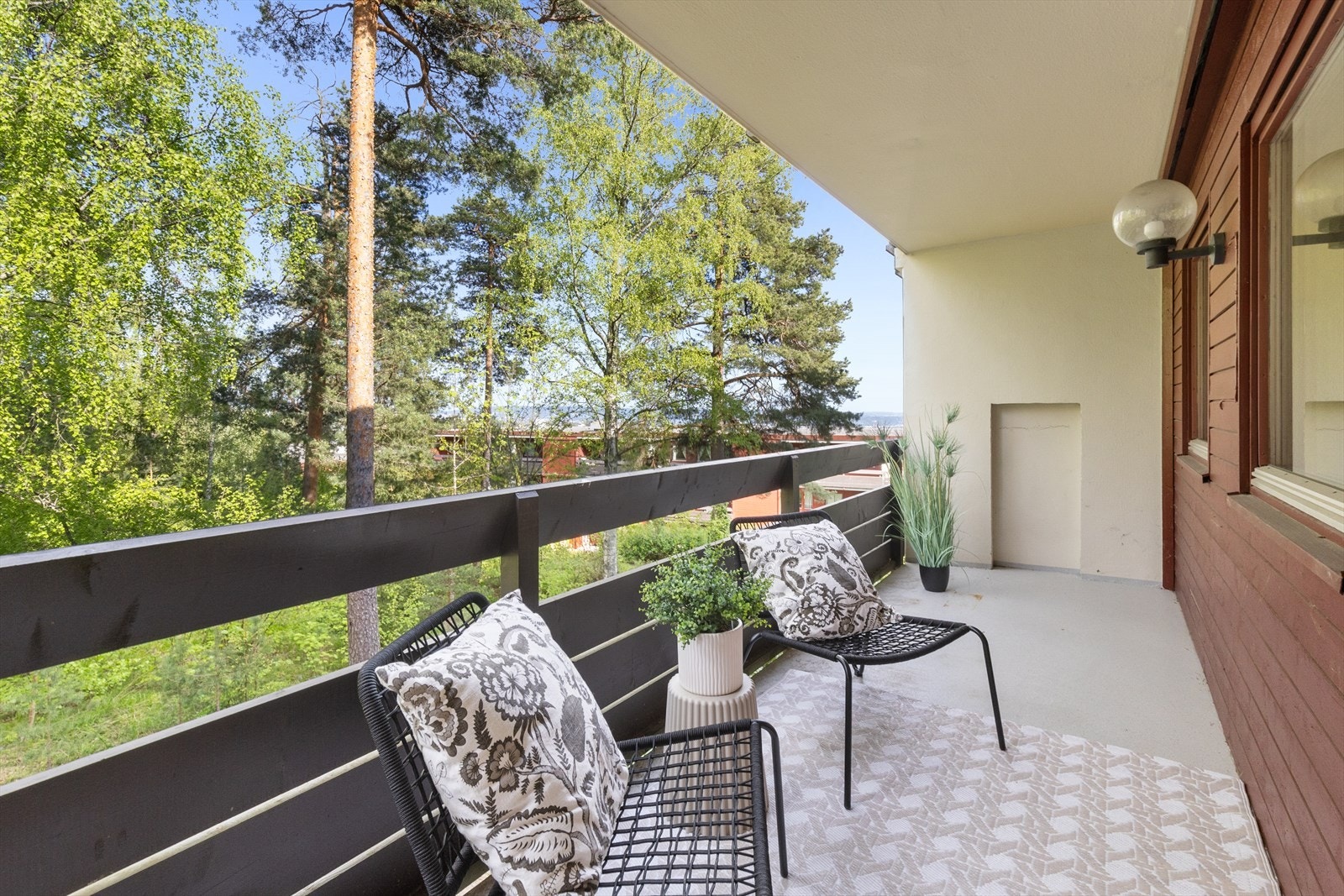 Fra kjøkkenet er det utgang til en hyggelig terrasse, perfekt for måltider utendørs eller avslapning i solen. Galleribilde