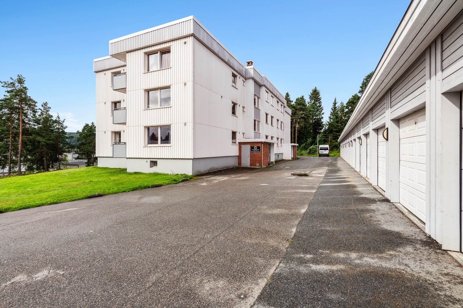 Det medfølger 1 garasjeplass i rekke like utenfor inngangspartiet. Galleribilde