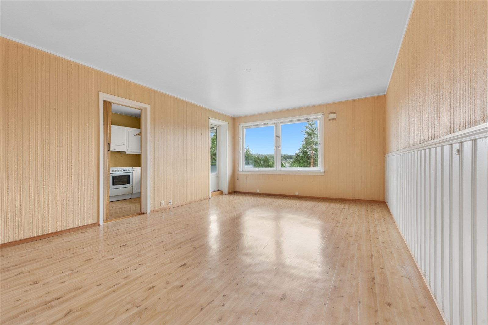 Det er god plass til sofakrok og spisegruppe i hver sin ende av stuen. Galleribilde