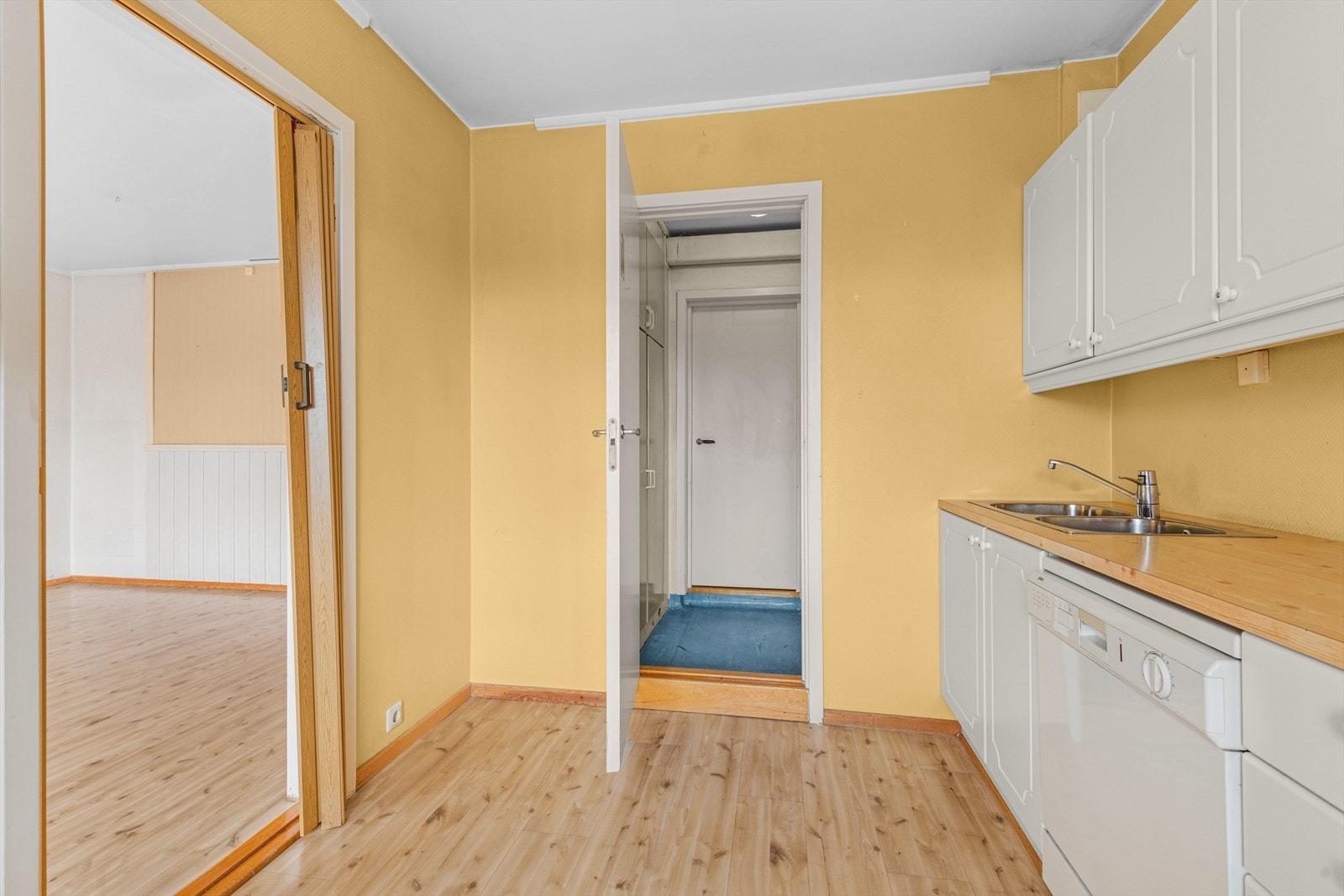 Inngang til vaskerom fra både kjøkkenet og gangen. Døren fra kjøkkenet kan blendes ved ønske om mer kjøkkeninnredning. Galleribilde