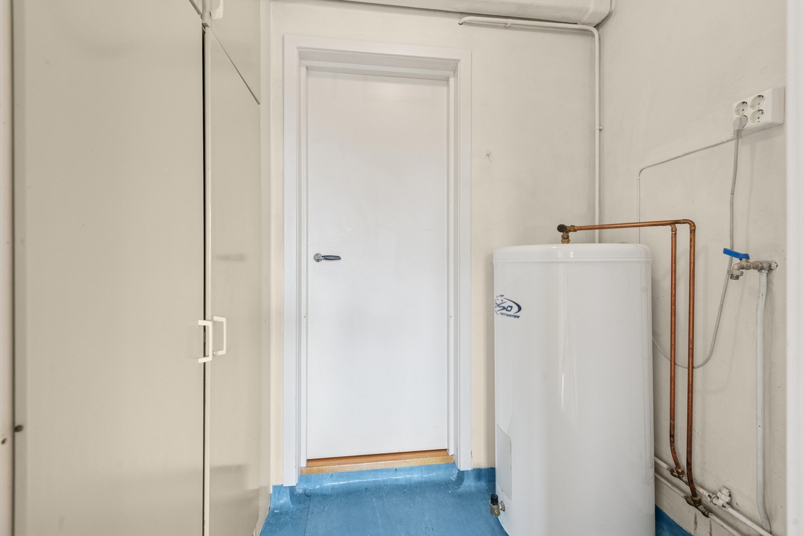 Plassbygget garderobeskap på vaskerommet. Galleribilde