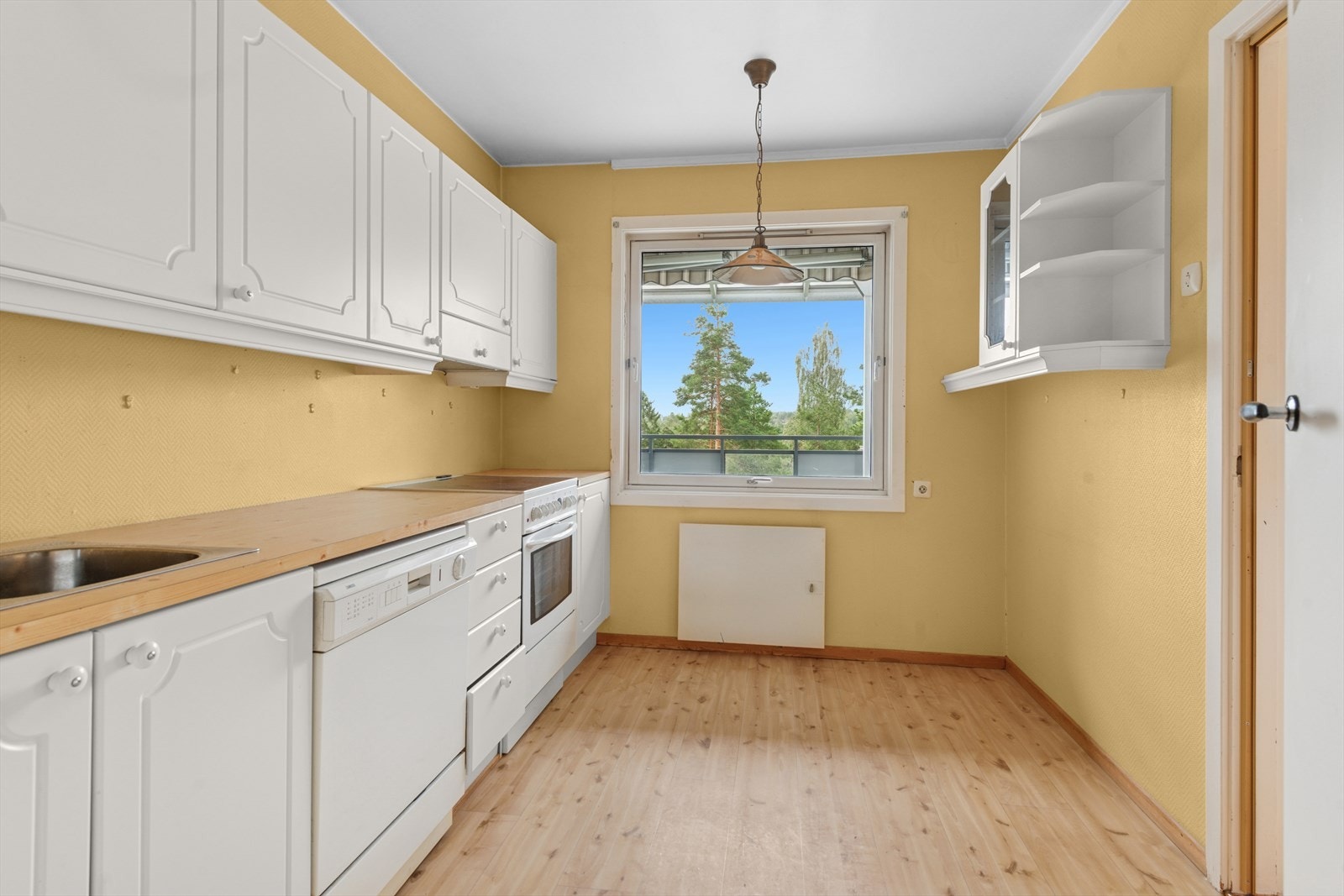 Med dagens løsning er det plass til et lite spisebord på kjøkkenet. Galleribilde