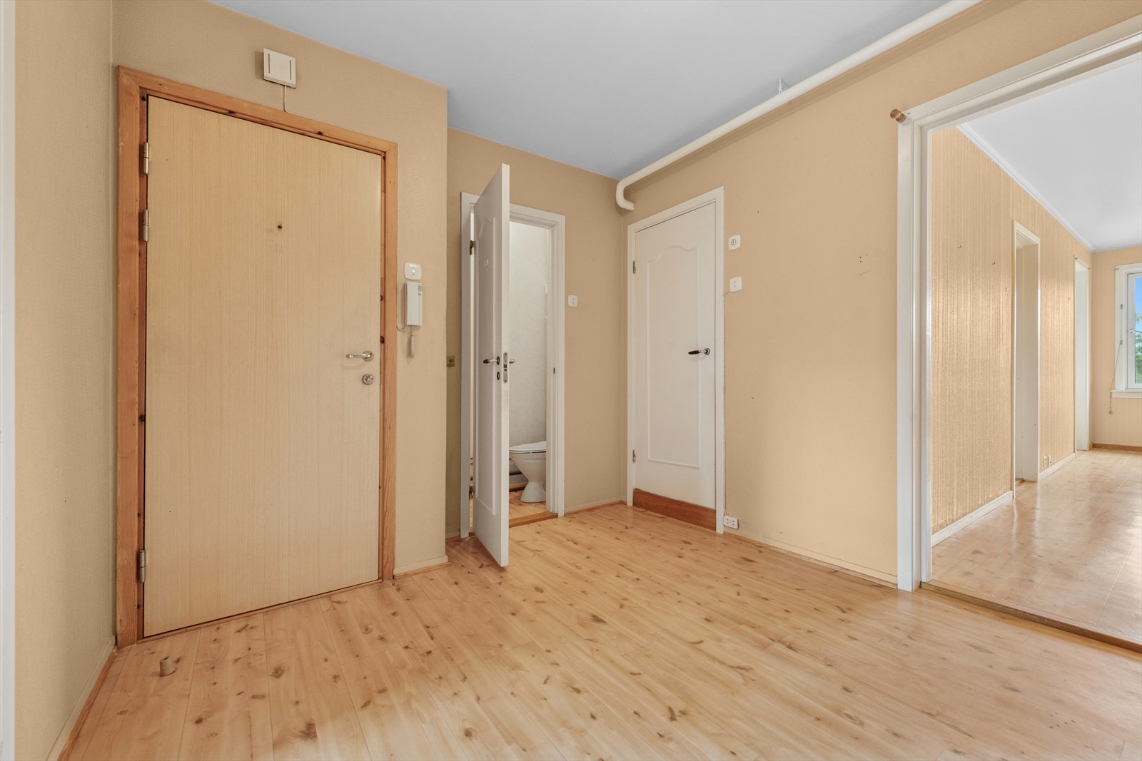 Romslig gang. Det er separat toalettrom innenfor gangen, og vaskerom mellom kjøkkenet og gangen. Galleribilde