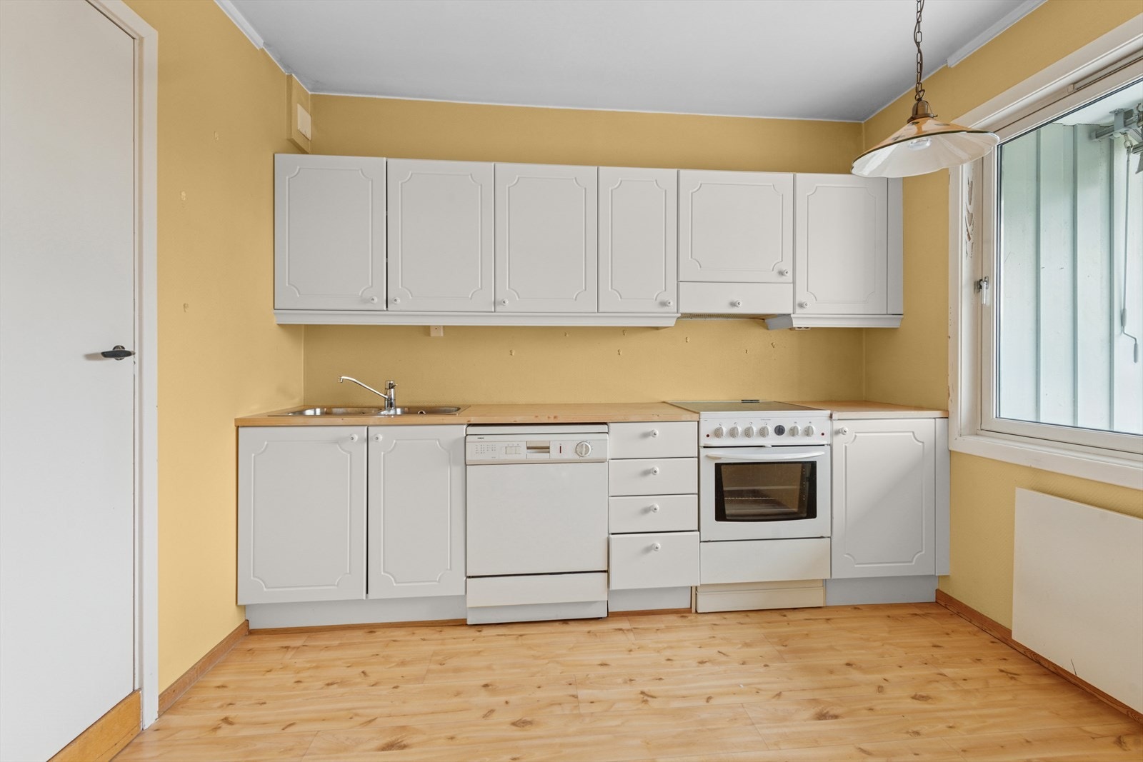 Rettveggsinnredning med praktiske overskap. Galleribilde