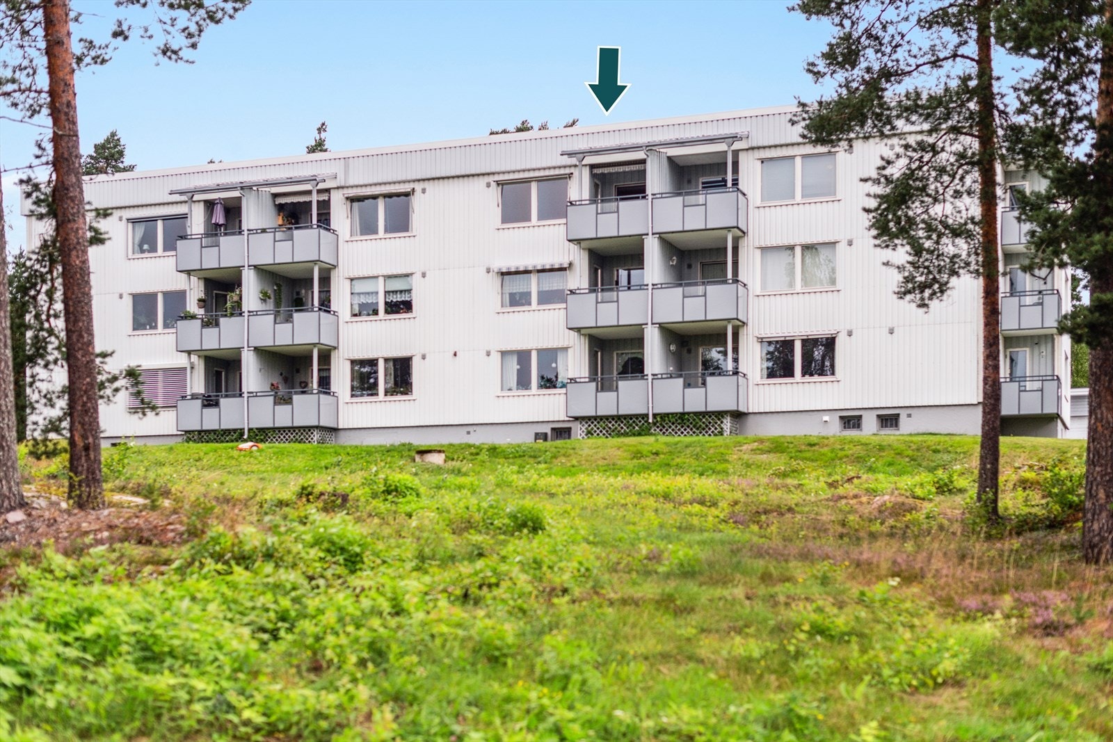 Det er ingen bebyggelse i front av blokken, og dermed begrenset innsyn samt god utsikt. Galleribilde