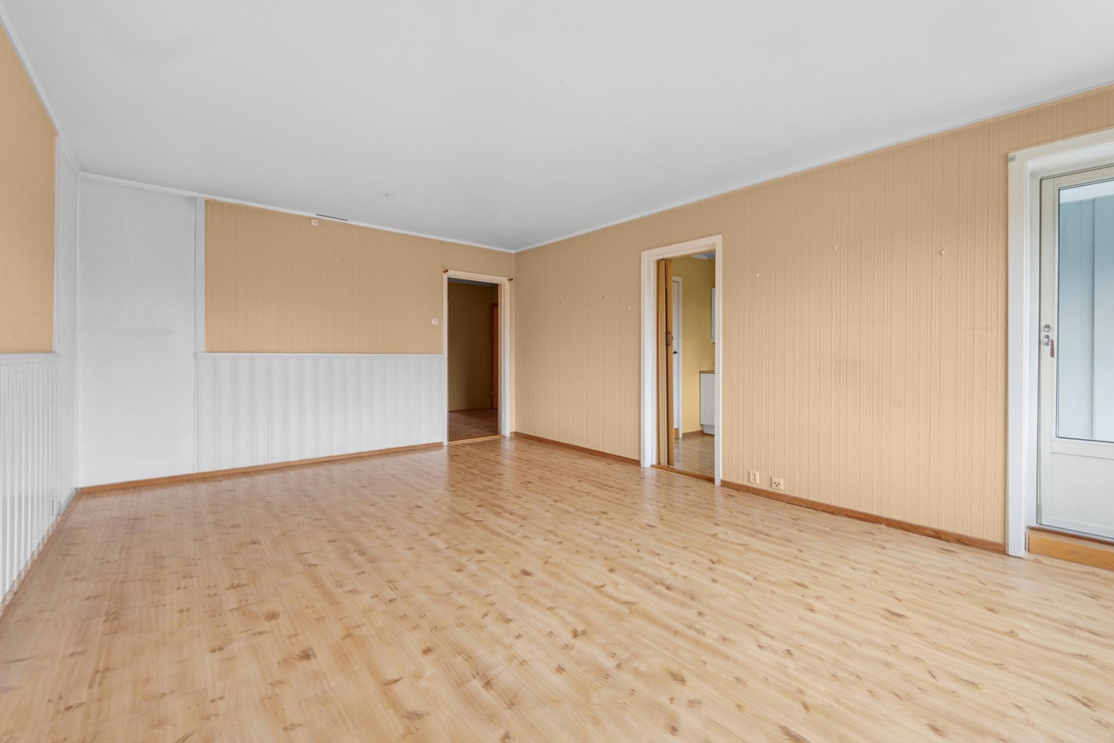 Lys og romslig stue med mulighet for installasjon av peis/vedovn. Galleribilde