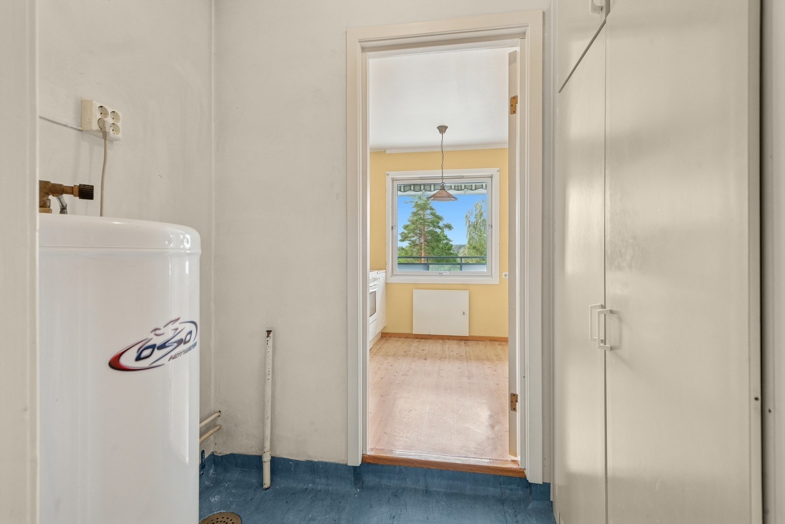 Vaskerom med vv-bereder og opplegg for vaskemaskin. Galleribilde